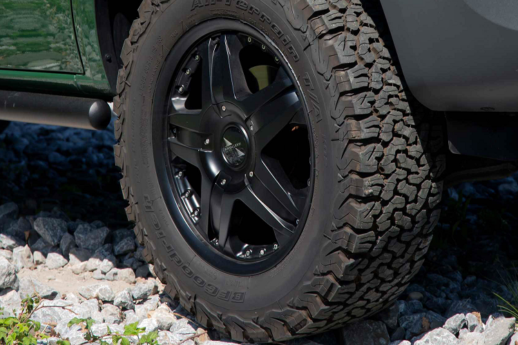 Mercedes Sprinter thế hệ mới nhất đã trang bị hệ dẫn động 4 bánh, thứ khiến nó thực sự phù hợp hơn với một chiếc xe off-road. Dựa vào đó, Vansport trang bị thêm cho mẫu xe Sprinter các tấm ốp bảo vệ gầm bằng bằng nhôm có độ dày từ 6-8mm tùy vị trí ở động cơ, hộp số và vi sai.