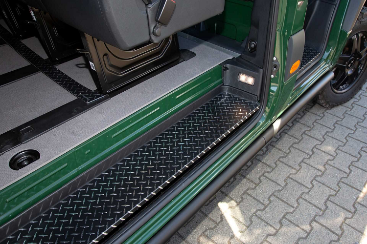 Thế hệ mới nhất của Mercedes Sprinter trang bị động cơ Diesel V6 sản sinh công suất tối đa 190 mã lực ở vòng tua 3800 vòng/phút. Mô men xoắn 440Nm tại vòng tua 1400-2400 vòng/phút. Sức mạnh được truyền xuống tùy chọn cầu sau hoặc 4 bánh thông qua hộp số tự động 7 cấp 7G-Tronic Plus.