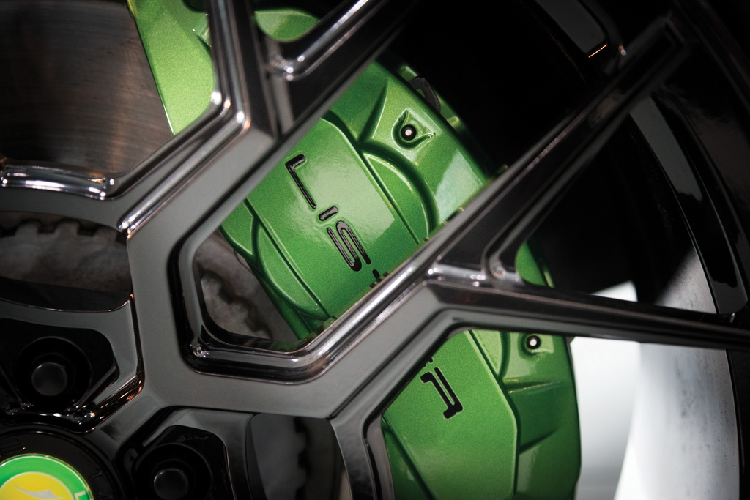 Hiệu suất phanh trên Lister Stealth cũng đã được nâng cấp, cả 4 bánh xe đều có quạt lớn làm mát phanh và hệ thống kẹp phanh hiệu suất cao. Lister Stealth được cải tiến một số chi tiết ngoại hình, cản trước làm từ sợi carbon với 2 khe hút gió lớn, bộ chia gió phía trước sửa đổi.