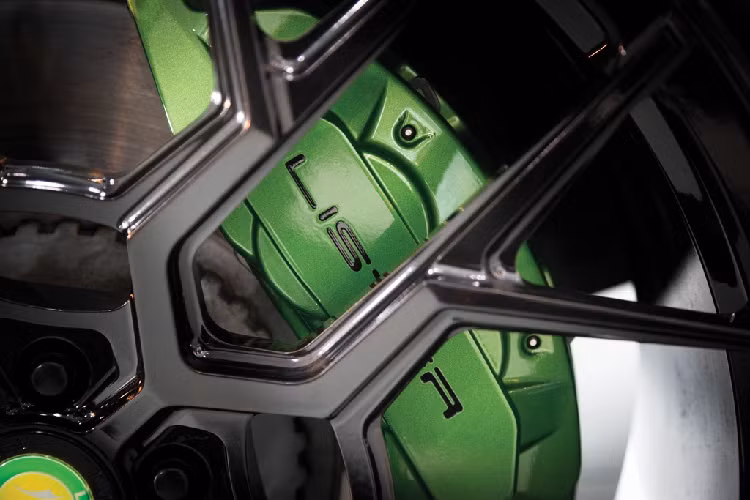 Hiệu suất phanh trên Lister Stealth cũng đã được nâng cấp, cả 4 bánh xe đều có quạt lớn làm mát phanh và hệ thống kẹp phanh hiệu suất cao. Lister Stealth được cải tiến một số chi tiết ngoại hình, cản trước làm từ sợi carbon với 2 khe hút gió lớn, bộ chia gió phía trước sửa đổi.