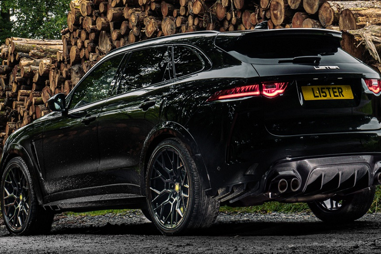 Cản sau cũng được làm lại với bộ khuếch tán CF, hệ thống ống xả làm bằng thép không gỉ cũng do CF chế tạo. Xe có ốp sườn mới, vòm bánh xe mở rộng để vừa vặn hơn với bộ mâm Vessel 23 inch do Vossen thiết kế riêng cho Lister.