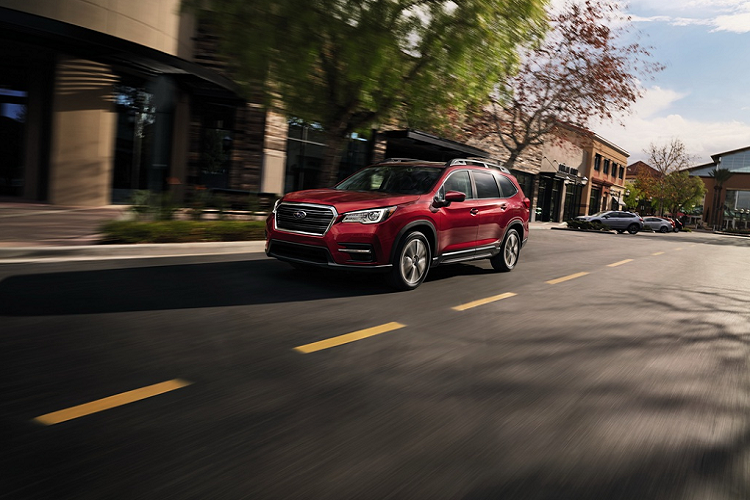 Phiên bản cao cấp hơn là Limited có giá bán 39.595 USD, phiên bản này được bổ sung thêm khá nhiều trang bị hiện đại. Ngoại thất có thêm bệ bước mạ crôm, đèn sương mù LED, gương chiếu hậu tích hợp đèn báo rẽ, cốp sau điện và bộ mâm 20 inch. Bước vào bên trong, Subaru nâng cấp cho phiên bản này hệ thống khởi động không cần chìa khóa, phanh tự động khi lùi, ghế lái chỉnh điện 10 hướng, ghế hành khách chỉnh điện 4 hướng...