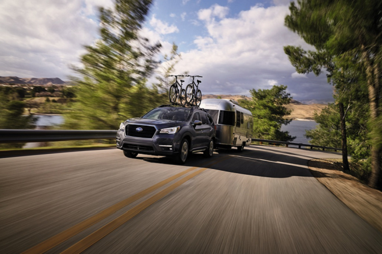 Giá xe Subaru Ascent 2021 mới phiên bản Premium (34.795 USD) được bổ sung thêm tính năng phát hiện điểm mù, kính sau tối màu, khử bụi gạt nước. Nội thất của Ascent Premium dùng vật liệu da ở vô lăng và cần số, ghế lái là loại chỉnh điện 8 hướng và có chức năng sưởi. Phiên bản này có hệ thống giải trí kích thước 8 inch tích hợp phát Wi-Fi.