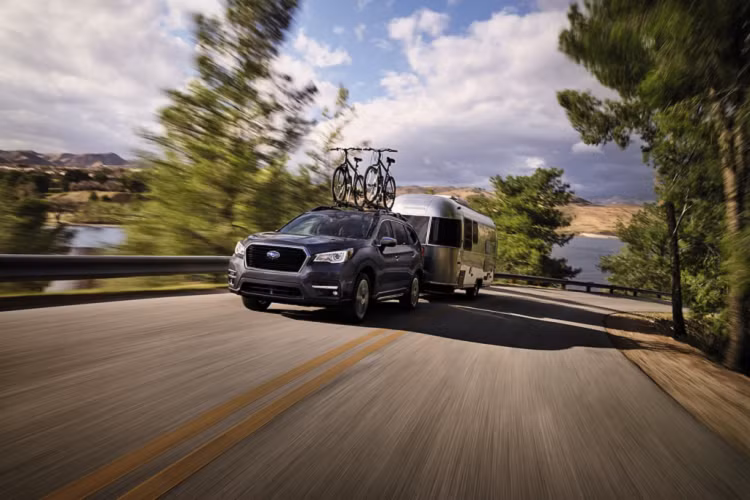 Giá xe Subaru Ascent 2021 mới phiên bản Premium (34.795 USD) được bổ sung thêm tính năng phát hiện điểm mù, kính sau tối màu, khử bụi gạt nước. Nội thất của Ascent Premium dùng vật liệu da ở vô lăng và cần số, ghế lái là loại chỉnh điện 8 hướng và có chức năng sưởi. Phiên bản này có hệ thống giải trí kích thước 8 inch tích hợp phát Wi-Fi.