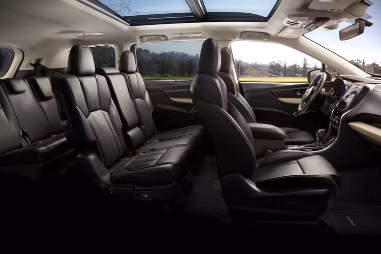 Ascent Touring là phiên bản cao cấp nhất có giá bán từ 45.445 USD, dễ dàng phân biệt phiên bản này nhờ bộ lưới tản nhiệt màu đen, tay nắm cửa và gương chiếu hậu mạ crôm. Nội thất xe tạo điểm nhấn với những chi tiết giả vân gỗ cùng vật liệu da Java Brown.