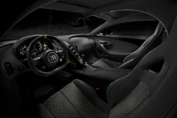 Mặc dù Bugatti luôn sẵn lòng phục vụ thượng khách nhưng cũng có một vài giới hạn đặt ra. Các yêu cầu của khách không được làm suy yếu tính năng an toàn của xe, đặc biệt không được thay đổi logo Bugatti. Với Divo, mọi thứ có vẻ dễ dàng hơn bởi khách mua là người đã sở hữu ít nhất một chiếc Chiron. Điều đó có nghĩa nhóm thiết kế đã nắm được cơ bản sở thích của chủ xe.