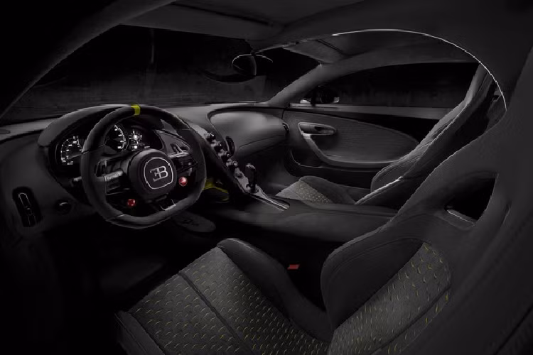 Mặc dù Bugatti luôn sẵn lòng phục vụ thượng khách nhưng cũng có một vài giới hạn đặt ra. Các yêu cầu của khách không được làm suy yếu tính năng an toàn của xe, đặc biệt không được thay đổi logo Bugatti. Với Divo, mọi thứ có vẻ dễ dàng hơn bởi khách mua là người đã sở hữu ít nhất một chiếc Chiron. Điều đó có nghĩa nhóm thiết kế đã nắm được cơ bản sở thích của chủ xe.