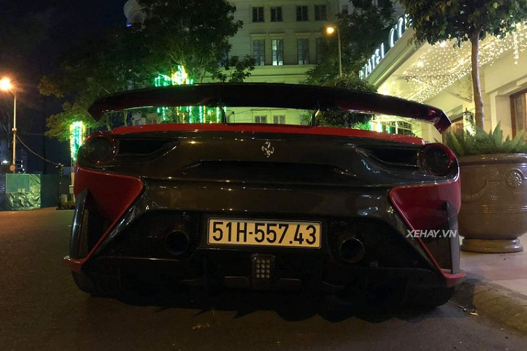 Cặp ống xả hình tròn đặt cân đối giữa đuôi xe, đi kèm đó là các cánh gió sắc cạnh tăng tính khí động học cho "siêu ngựa". Cánh gió được chủ nhân lắp thêm cũng bằng vật liệu carbon.