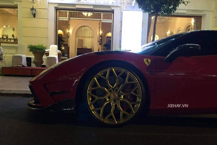 Bộ vành đa chấu sơn màu vàng của Vossen, cụm má phanh màu đỏ trùng với màu thân xe Ferrari 488 GTB độ Mansory. Đi kèm với đó là cặp lốp siêu mỏng vô cùng thể thao