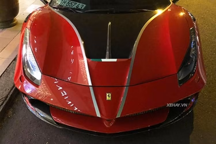 Với gói độ từ Mansory, phần đầu xe của chiếc 488 GTB này trở nên khác biệt ở các bộ phận như nắp ca-pô, cản va trước, cánh lướt gió bằng sợi carbon. Gương chiếu hậu bọc carbon tương phản với màu thân xe. Bên cạnh đó, khe hút gió bọc carbon to bản ở phần thân cũng giúp làm mát khoang động cơ nhanh chóng hơn.