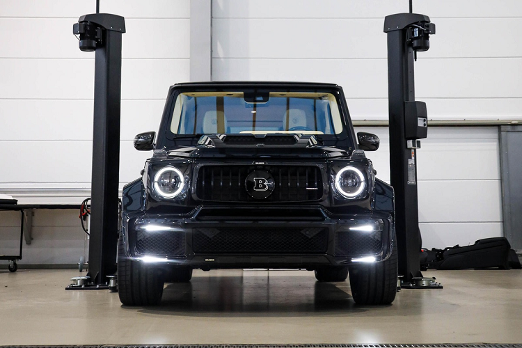 Chỉ có 10 chiếc siêu SUV Brabus G V12 900 được sản xuất và đây là chiếc đầu tiên, do Refined Marques đặt hàng. Chiếc xe đầu tiên được bán không giống bất kỳ mẫu xe nào trong số 9 chiếc còn lại.