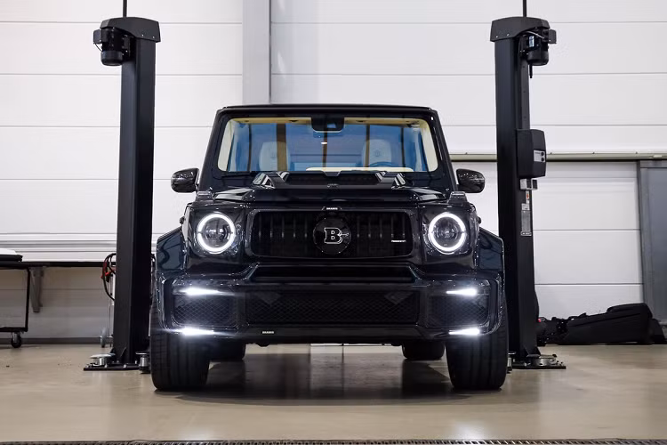 Chỉ có 10 chiếc siêu SUV Brabus G V12 900 được sản xuất và đây là chiếc đầu tiên, do Refined Marques đặt hàng. Chiếc xe đầu tiên được bán không giống bất kỳ mẫu xe nào trong số 9 chiếc còn lại.