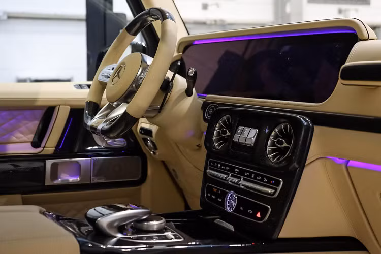 Nội thất của mẫu xe này thực sự sang trọng, các bậc cửa có thể phát sáng, phần lớn bề mặt đều được bọc da, bao gồm cả sàn xe.