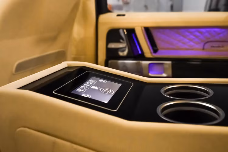 Dù có kích thước to lớn, chiếc Brabus này chỉ có 4 chỗ ngồi. Điều này nhằm tăng sự thoải mái cho hành khách.