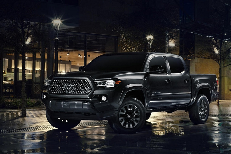 Bản 2WD của Toyota Tacoma Nightshade 2021 khởi điểm từ 39.905 USD, 4WD từ 42.980 USD. Riêng bản Double Cab có giá từ 46.780 USD, đắt nhất của dòng Toyota Tacoma 2021.