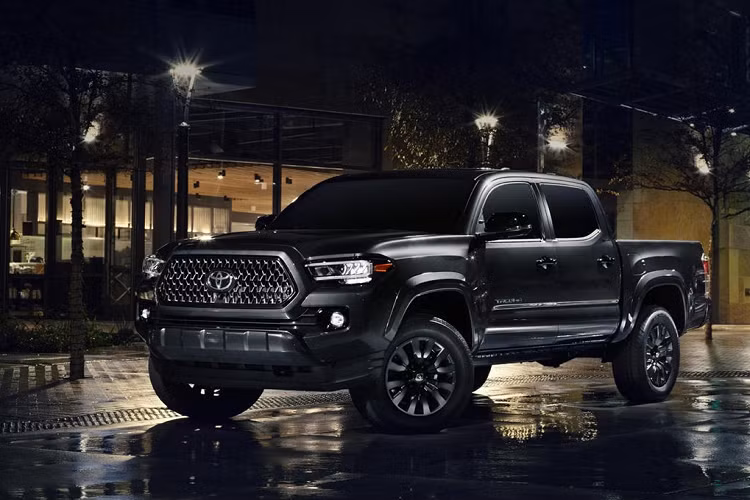 Bản 2WD của Toyota Tacoma Nightshade 2021 khởi điểm từ 39.905 USD, 4WD từ 42.980 USD. Riêng bản Double Cab có giá từ 46.780 USD, đắt nhất của dòng Toyota Tacoma 2021.
