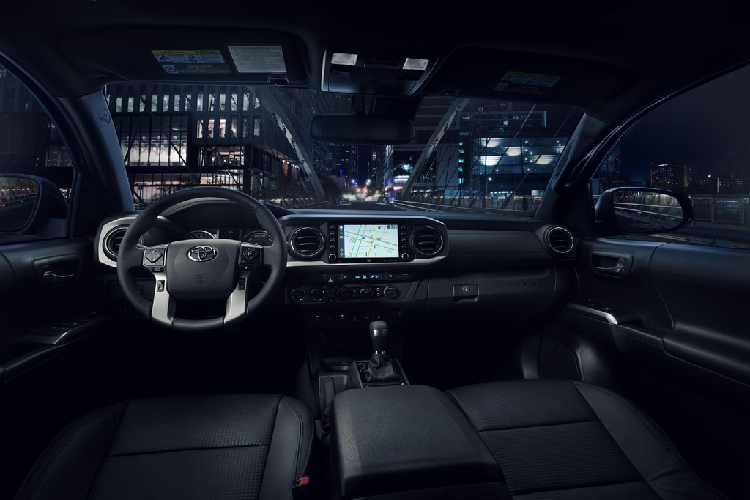 Toyota Tacoma Nightshade 2021 có các màu ngoại thất kim loại đen Midnight Black Metallic, kim loại xám Magnetic Gray Metallic, và ngọc trai Windchill Pearl.