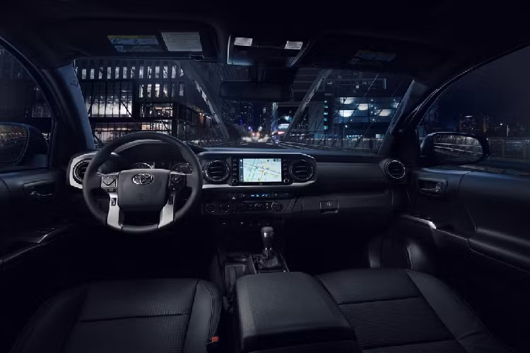 Toyota Tacoma Nightshade 2021 có các màu ngoại thất kim loại đen Midnight Black Metallic, kim loại xám Magnetic Gray Metallic, và ngọc trai Windchill Pearl.