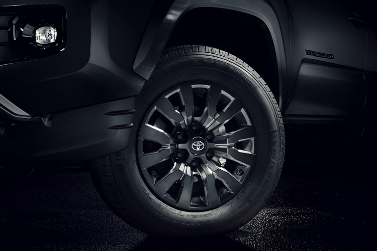 Xe có bản 2WD và 4WD, sở hữu bộ mâm hợp kim 18 inch Dark Smoke, bọc ống xả sơn đen, và nhiều chi tiết chrome tối màu trên lưới tản nhiệt.