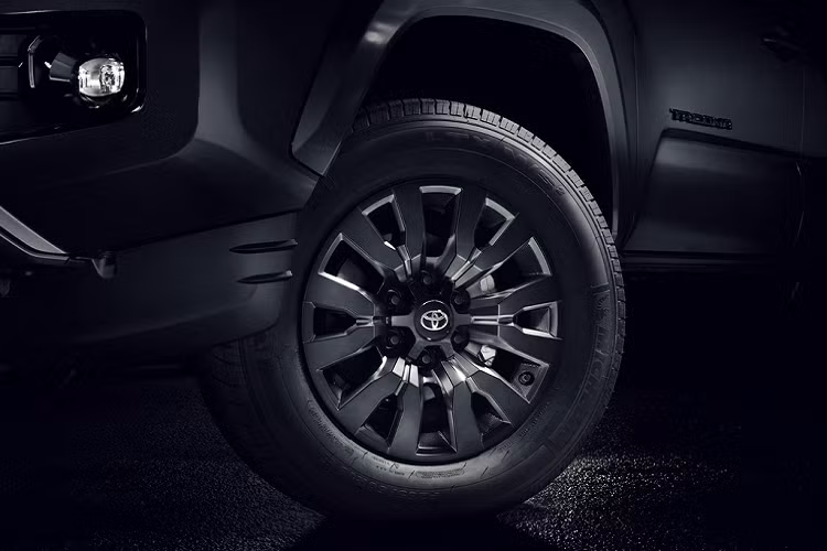 Xe có bản 2WD và 4WD, sở hữu bộ mâm hợp kim 18 inch Dark Smoke, bọc ống xả sơn đen, và nhiều chi tiết chrome tối màu trên lưới tản nhiệt.