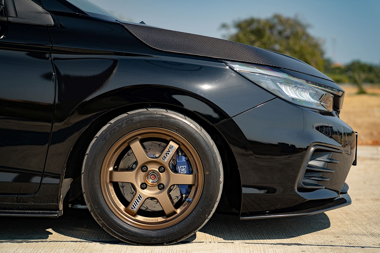 Nhằm tăng thêm tính thể thao cho xe, NK Garage cũng được lắp thêm ống xả độ JTC titanium và bộ mâm Volk Racing TE37 15 inch. Lốp xe cũng được nâng cấp thành lốp thể thao Toyo Proxes R888 R kích thước 195/50, kẹp phanh màu xanh nổi bật đến từ hãng Endless. Hệ thống treo của xe cũng đã được điều chỉnh giúp giảm độ cao gầm.