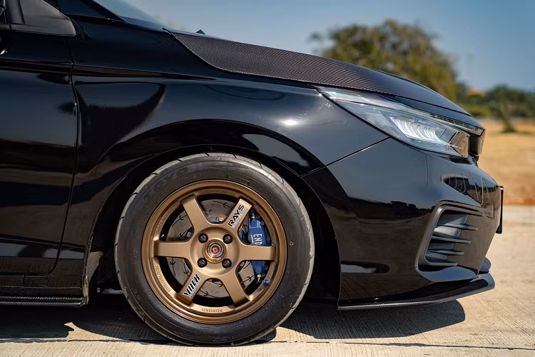 Nhằm tăng thêm tính thể thao cho xe, NK Garage cũng được lắp thêm ống xả độ JTC titanium và bộ mâm Volk Racing TE37 15 inch. Lốp xe cũng được nâng cấp thành lốp thể thao Toyo Proxes R888 R kích thước 195/50, kẹp phanh màu xanh nổi bật đến từ hãng Endless. Hệ thống treo của xe cũng đã được điều chỉnh giúp giảm độ cao gầm.