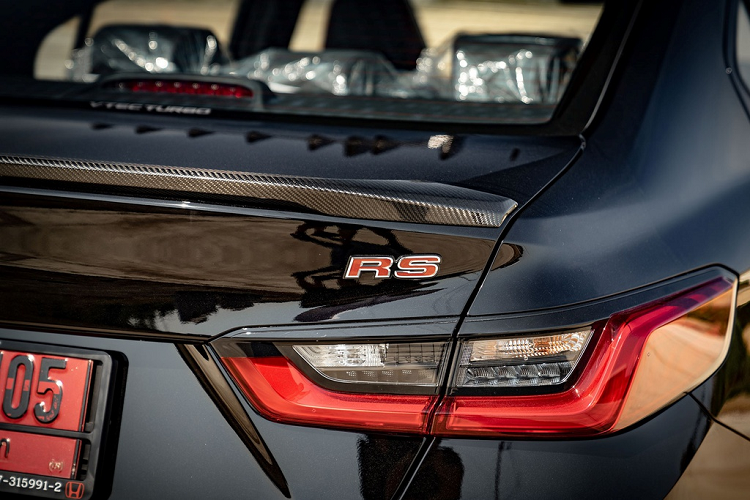 Ngoại thất của xe còn có thêm các chi tiết carbon khác như ốp gương chiếu hậu, cánh gió đuôi... Những chi tiết này cũng tiêu tốn của chủ nhân khoảng 15.000 bath (480 USD).