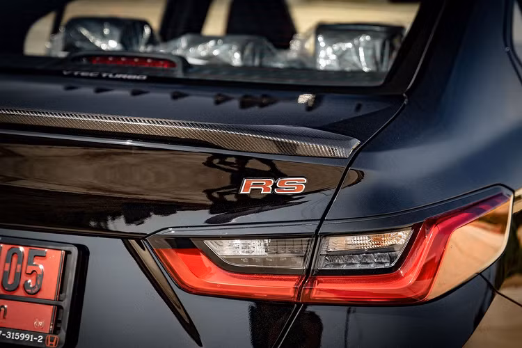 Ngoại thất của xe còn có thêm các chi tiết carbon khác như ốp gương chiếu hậu, cánh gió đuôi... Những chi tiết này cũng tiêu tốn của chủ nhân khoảng 15.000 bath (480 USD).