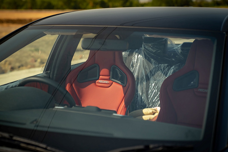 Bên trong nội thất, hàng ghế trước nguyên bản nhường chỗ cho cặp ghế xe đua Recaro Sporter CS màu đỏ đầy nổi bật. Các chi tiết khác trong nội thất vẫn giữ nguyên.