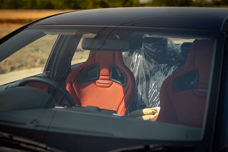 Bên trong nội thất, hàng ghế trước nguyên bản nhường chỗ cho cặp ghế xe đua Recaro Sporter CS màu đỏ đầy nổi bật. Các chi tiết khác trong nội thất vẫn giữ nguyên.