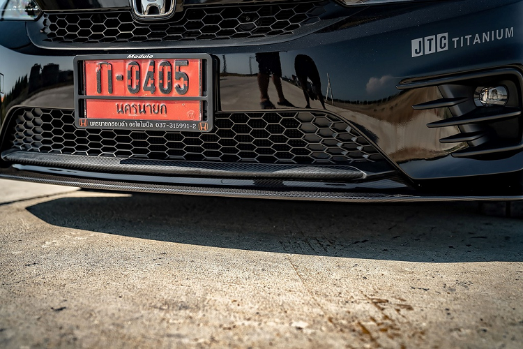 Xe vẫn sử dụng động cơ tăng áp nguyên bản của Honda City 1.0L Turbo RS, khối động cơ này sản sinh công suất 122 mã lực tại 5.500 vòng/phút và mô-men xoắn 173 Nm ở dãy vòng tua 2.000-4.500 vòng/phút. Honda City 1.0L Turbo RS sử dụng duy nhất hệ dẫn động cầu trước, hộp số CVT giả lập 7 cấp số ảo.