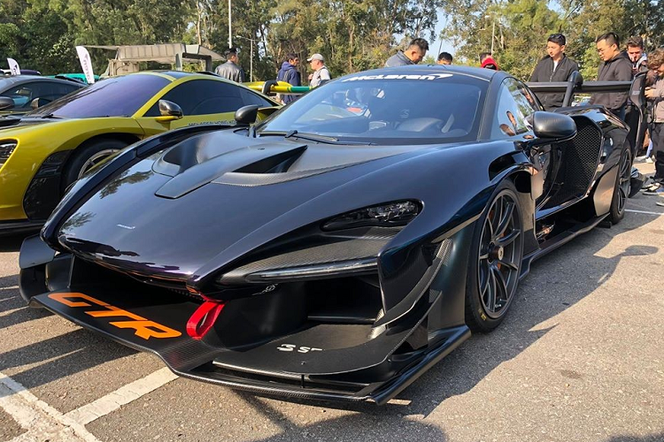 McLaren Senna có số lượng xe 500 chiếc trên thế giới. Siêu xe triệu đô McLaren Senna chính là mẫu xe mới nhất của thế hệ Ultimate Series được xây dựng, phát triển để tối ưu hóa khả năng vận hành trên đường phố và kể cả đường đua. Chiếc xe có cấu trúc siêu nhẹ nhờ vào khung xe và các tấm thân được làm từ sợi carbon.