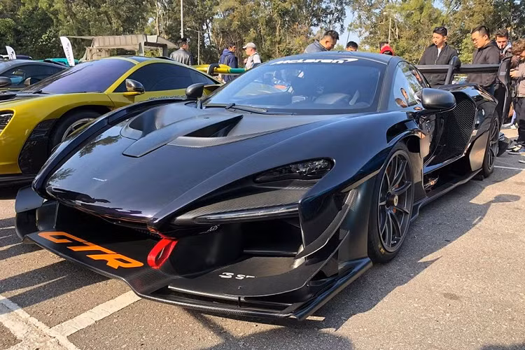 McLaren Senna có số lượng xe 500 chiếc trên thế giới. Siêu xe triệu đô McLaren Senna chính là mẫu xe mới nhất của thế hệ Ultimate Series được xây dựng, phát triển để tối ưu hóa khả năng vận hành trên đường phố và kể cả đường đua. Chiếc xe có cấu trúc siêu nhẹ nhờ vào khung xe và các tấm thân được làm từ sợi carbon.