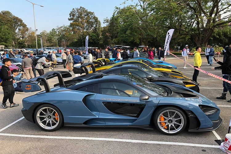 McLaren P1 màu xanh nước biển. Chỉ có 375 chiếc McLaren P1 được sản xuất trên thế giới. Kế bên là 1 trong 6 chiếc McLaren Senna xuất hiện tại sự kiện mừng năm mới ở Hồng Kông