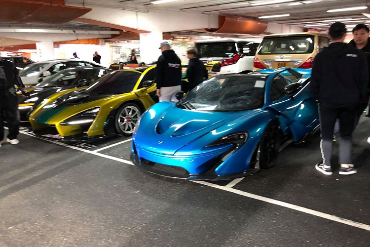 Trong số hơn 50 chiếc siêu xe McLaren tụ tập ở Hồng Kông có đến tận 6 chiếc McLaren Senna trên tổng số 500 xe được sản xuất thế giới. Những chiếc McLaren Senna này mang các bộ áo như tím, trắng, xanh, vàng xước hay cho đến sợi carbon trần.