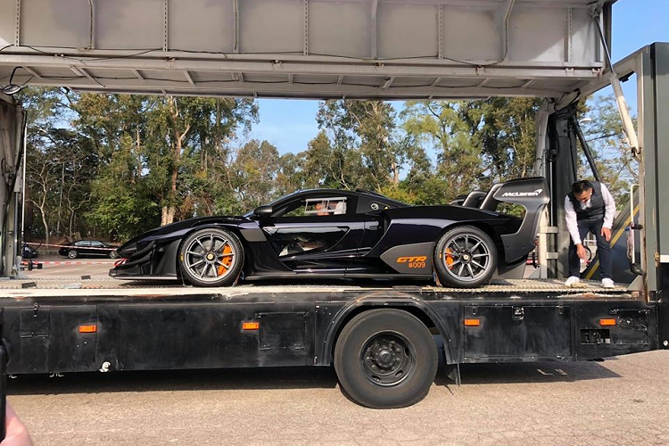 Khung xe Monocage III từ sợi carbon chính là yếu tố tạo nên chiếc McLaren Senna vốn dĩ được phát triển dựa trên chiếc McLaren 720S đã có mặt tại Việt Nam. Việc áp dụng sợi carbon là vật liệu chính trong việc chế tạo, nhờ đó, McLaren Senna có tổng trọng lượng khá nhẹ cân khi chỉ 1.198 kg.