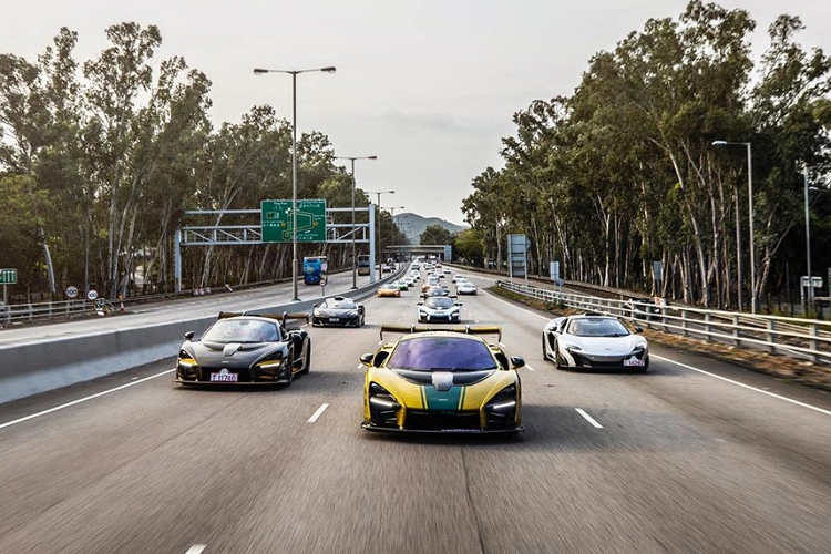 Tất nhiên, khối động cơ này đã được tinh chỉnh lại nhằm giúp siêu xe triệu đô như McLaren Senna sản sinh công suất tối đa lên đến 789 mã lực và mô-men xoắn cực đại 800 Nm. Động cơ của McLaren Senna kết hợp cùng hộp số 7 cấp và hệ dẫn động cầu sau, nhờ đó, siêu xe triệu đô Anh quốc này chỉ mất thời gian 2,8 giây là có thể tăng tốc lên 100 km/h từ vị trí xuất phát trước khi đạt vận tốc tối đa 340 km/h.