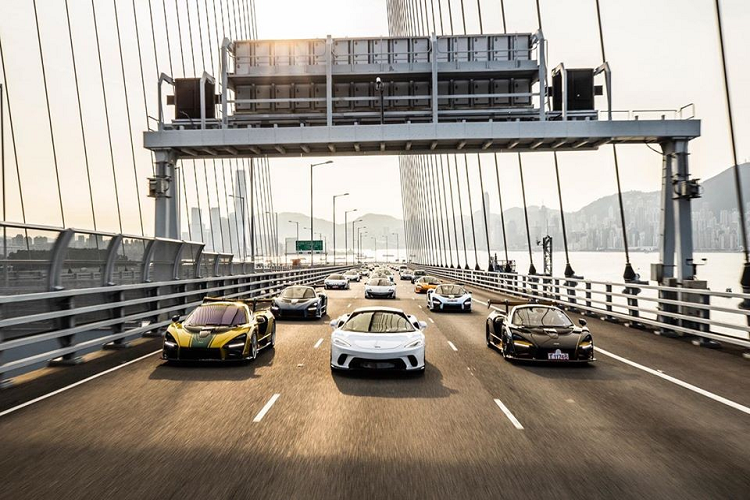 Hãng siêu xe McLaren xây dựng Senna nhằm tưởng nhớ đến tay đua huyền thoại Ayrton Senna nên chiếc xe mang trên mình rất nhiều ADN từ bộ môn đua xe F1. Nguồn cung cấp sức mạnh của McLaren Senna là khối động cơ xăng V8, tăng áp kép, dung tích 4.0 lít, lấy từ siêu phẩm 720S đã có mặt tại Việt Nam.