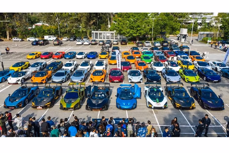 Câu lạc bộ siêu xe McLaren ở Hồng Kông vừa tổ chức tiệc mừng năm mới 2020 bằng màn quy tụ hoành tráng hơn 50 siêu xe đến từ Anh quốc. Những cái tên "hot" nhất của hãng McLaren đều góp mặt tại sự kiện này từ 570S, 650S, 720S, McLaren GT hay cho đến các phiên bản giới hạn như McLaren Senna, phiên bản xe đua McLaren Senna GTR và cả McLaren P1.