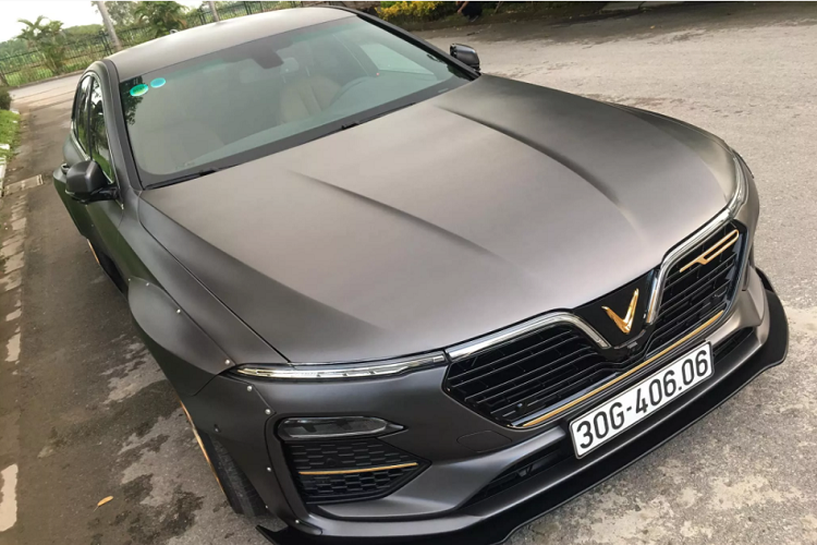 Đáng chú ý, bộ body thân rộng (widebody) do chính anh Sơn – chủ nhân của xưởng độ QS Performance và chiếc VinFast Lux A2.0 thiết kế và thi công. Hiện tại, xe hơi độ body thân rộng tại Việt Nam đã ngày một phổ biến, được chơi nhiều ở các dòng xe thể thao như Toyota 86 và cả siêu xe như Ferrari 458/488 độ Liberty Walk, nhưng đây là chiếc VinFast Lux A2.0 đầu tiên tại Việt Nam được độ body thân rộng.