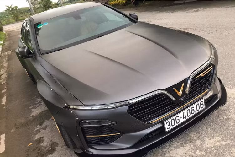 Đáng chú ý, bộ body thân rộng (widebody) do chính anh Sơn – chủ nhân của xưởng độ QS Performance và chiếc VinFast Lux A2.0 thiết kế và thi công. Hiện tại, xe hơi độ body thân rộng tại Việt Nam đã ngày một phổ biến, được chơi nhiều ở các dòng xe thể thao như Toyota 86 và cả siêu xe như Ferrari 458/488 độ Liberty Walk, nhưng đây là chiếc VinFast Lux A2.0 đầu tiên tại Việt Nam được độ body thân rộng.