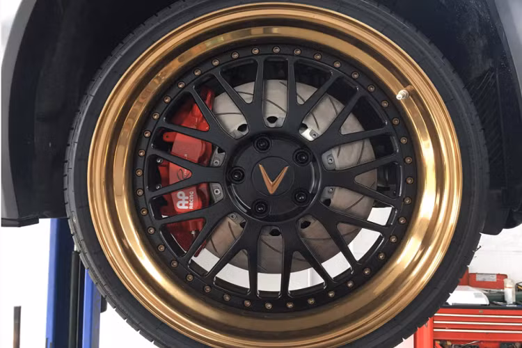 Hệ thống treo của xe được nâng cấp sang sử dụng phuộc hơi từ thương hiệu AIRFORCE (Mỹ gốc Nhật), thương hiệu phuộc hơi nâng hạ gầm được các dân chơi xe JDM tin dùng. Được biết, toàn bộ chi phí nâng cấp cho chiếc VinFast Lux A2.0 rơi vào khoảng 500 triệu đồng.