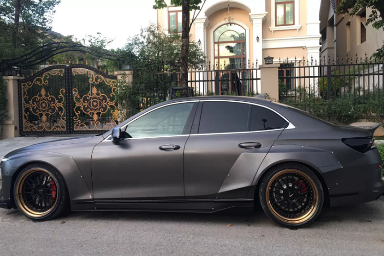 Bên cạnh body thân rộng, xe còn được vô “dàn chân” lắp bộ mâm 2 mảnh kích thước 20 inch được Anh Sơn đặt làm riêng theo thông số mà xưởng anh cung cấp. Mâm được chêm thêm các miếng spacers để ra ngoài hơn một tí nhằm phù hợp với thân rộng. Bộ mâm được sơn phối 2 màu tông đen vàng lạ mắt. Chưa hết, phanh xe đã được nâng cấp sang loại phanh hiệu năng cao của AP Racing.