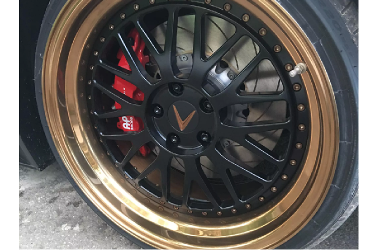 Sắp tới, chiếc VinFast Lux A2.0 độ khủng này sẽ được xưởng độ của anh Sơn tune lại ECU ở giai đoạn 2, nâng cao công suất. Trong khi ngoại thất sẽ được làm để thêm hoàn thiện hơn. Chưa hết, chiếc VinFast Lux A2.0 này sẽ tiếp tục được độ giai đoạn 2, anh Sơn cho biết sẽ đi sâu vào bên trong, nâng cấp nội thất và hệ thống âm thanh. Anh hy vọng khi hoàn thiện, thì đây sẽ là một chiếc VinFast Lux A2.0 ấn tượng nhất Việt Nam!