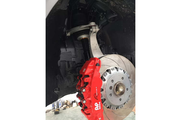 Cuối cùng, độ bodykit là một sở thích, một cách chơi xe để đáp ứng nhu cầu của cá nhân và tất nhiên là nó không dành cho số đông nên chắc chắn sẽ có nhiều ý trái chiều cho rằng nó đẹp hay xấu... Tuy nhiên, để độ được như thế này cả một quá trình và cả tâm huyết của chủ xe và tay nghề của người thợ Việt. Nếu “không yêu xin đừng nói lời cay đắng” các bác nhé.