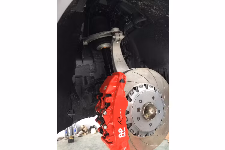 Cuối cùng, độ bodykit là một sở thích, một cách chơi xe để đáp ứng nhu cầu của cá nhân và tất nhiên là nó không dành cho số đông nên chắc chắn sẽ có nhiều ý trái chiều cho rằng nó đẹp hay xấu... Tuy nhiên, để độ được như thế này cả một quá trình và cả tâm huyết của chủ xe và tay nghề của người thợ Việt. Nếu “không yêu xin đừng nói lời cay đắng” các bác nhé.