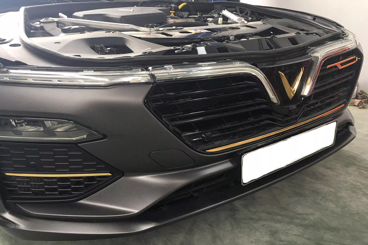 Ở nguyên bản, động cơ 4 cyl thẳng hàng dung tích 2.0L tăng áp cổng nạp kép (twin scroll turbo) của Lux A2.0 cho công suất tối đa 228 mã lực và mô men xoắn cực đại 350Nm. Sức mạnh được truyền xuống cầu sau (RWD) thông qua hộp số tự động 8 cấp.