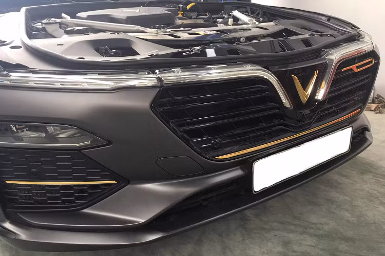 Ở nguyên bản, động cơ 4 cyl thẳng hàng dung tích 2.0L tăng áp cổng nạp kép (twin scroll turbo) của Lux A2.0 cho công suất tối đa 228 mã lực và mô men xoắn cực đại 350Nm. Sức mạnh được truyền xuống cầu sau (RWD) thông qua hộp số tự động 8 cấp.