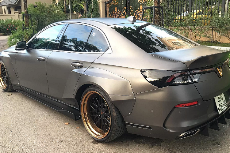 Được phát triển dựa trên nền tảng khung gầm của BMW 5 Series thế hệ cũ (F10), VinFast Lux A2.0 tại Việt Nam sở hữu kích thước tương đương với các mẫu xe sedan hạng sang cỡ trung trên thị trường.