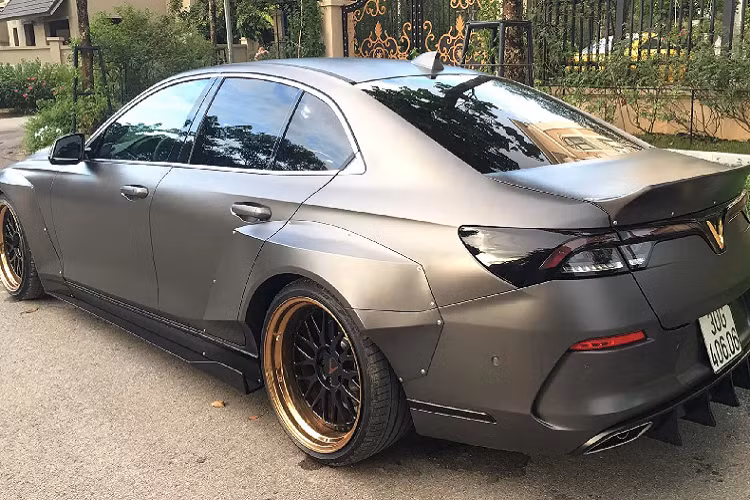 Được phát triển dựa trên nền tảng khung gầm của BMW 5 Series thế hệ cũ (F10), VinFast Lux A2.0 tại Việt Nam sở hữu kích thước tương đương với các mẫu xe sedan hạng sang cỡ trung trên thị trường.